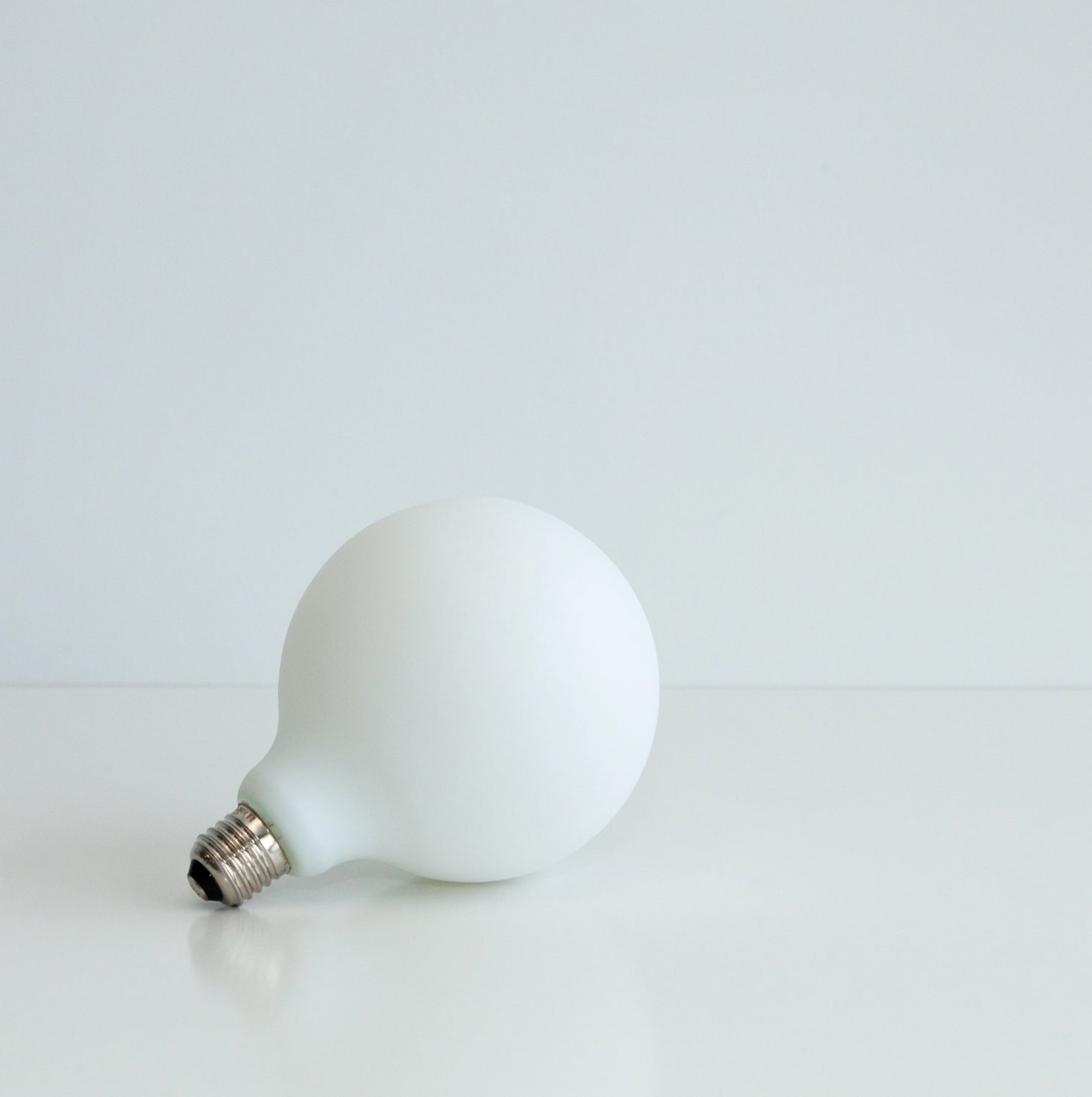 Vintage Porcelain Frosted | Light Globe | G125 8w E27 3000k